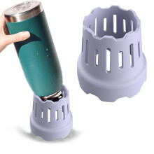 Estante morado para copas de vino debajo del armario