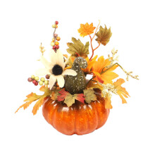 Zucche finte con fiori artificiali per decorazioni di Halloween