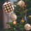 Ensemble de boules de Noël dorées dans une boîte de présentation 1