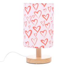 Lampada da comodino rossa con porta USB, base in legno e paralume in tessuto.