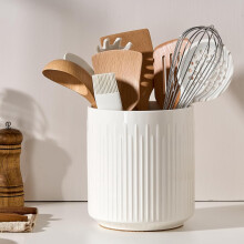 Ceramiczny pojemnik na przybory kuchenne z korkową podstawą i wyjmowaną przegrodą