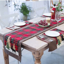 Kersttafelloper met ruitjespatroon en geborduurde rendieren, 70 x 13,5 cm.