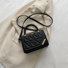 Crossbodytas van PU-leer met ruitpatroon, 20x13x7 cm, in zwart, wit, roze, rood en kaki.