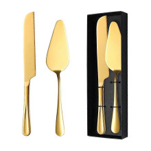 Set per servire torte in acciaio inox, composto da un coltello seghettato da 33 cm e una spatola larga da 26,5 cm per torte a più piani.