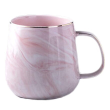 Tazza in ceramica effetto marmo da 320 ml, in porcellana rosa con bordo dorato.