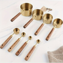 Set di 8 misurini e cucchiai dosatori con manici in legno, indispensabili in cucina.