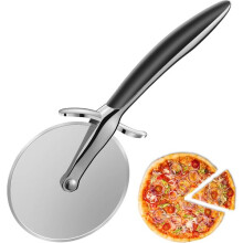 Tagliapizza con design antiscivolo e lama in acciaio inox lavabile in lavastoviglie, per pizze, waffle e pasticcini.