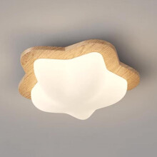 Plafonnier LED encastré pour chambre d'enfant, moderne et dimmable, en bois, en forme d'étoile, idéal pour une chambre ou un couloir minimaliste.