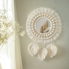 Hangende wandspiegel met macraméfranjes, ronde decoratie met houten kralen, hanger met veer voor de woonkamer of babykamer.