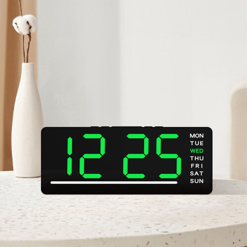 Sveglia digitale a LED con visualizzazione di temperatura e data.