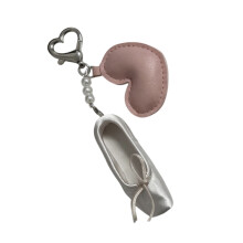 Zoete miniatuur balletschoen sleutelhanger met hartdetail-Roze