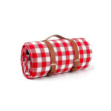 Waterdichte 3-laags picknickdeken voor buiten, rood-wit geruit, ideaal voor strand en kamperen.