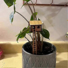 Mini casa de árbol para plantas, soporte de madera para macetas con diseño distintivo para decoración de interiores y exteriores.