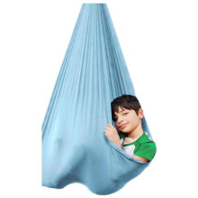 Amaca sensoriale terapeutica per bambini con autismo e ADHD, realizzata in tessuto di cotone con effetto calmante.