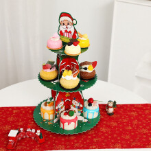 Kerstversiering voor de voordeur met een meerlaagse taartschaal