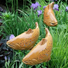 Juego de esculturas de cerámica con forma de carpa koi para jardín – 3 piezas