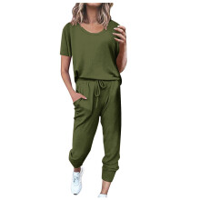 Completo estivo da donna composto da top e pantaloni.