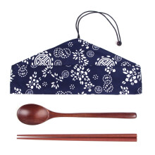 Japanilaistyylinen puinen syömäpuikko- ja lusikkasetti pussissa