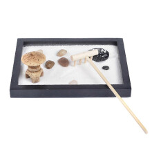 Japoński zestaw biurkowy Zen Garden z białym piaskiem, kamieniami rzecznymi i narzędziami do grabi do medytacji przy biurku