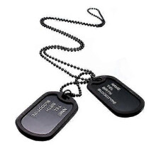 Collana da uomo con ciondolo a piastrina nera in stile militare, con catena e 2 targhette in metallo.