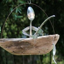 Campanello a vento a forma di pesce cucchiaio placcato in argento, opera d'arte artigianale da giardino in stile costiero con legno di mare.