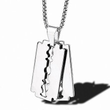 Collana da uomo con ciondolo a forma di piastrina di rasoio in acciaio inossidabile e catena da 23 pollici.