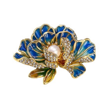 Spilla da donna a forma di peonia in smalto con strass e cristalli, ideale per cappotti e tailleur. Elegante accessorio di gioielleria.