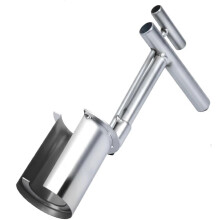 Plantgereedschap van roestvrij staal met ergonomische handgreep voor het verplanten van bloembollen in de tuin.