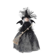 Halloween heksenpop met bezem, gelaagde rok met spinnenwebmotief en handgeschilderd gezicht.