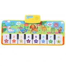Tapete musical com piano integrado, ideal para bebês com conceito de brinquedo musical educativo e ativação por teclado sensível ao toq
