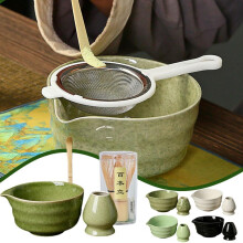 Service à thé matcha japonais : bol en céramique, fouet en bambou, cuillère.