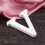 Hvid træbogstav V ornament 8 cm 1