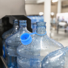 Bouchon bleu réutilisable en silicone pour bonbonne d'eau d'un gallon