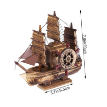 Spieluhr in Form eines Piratenschiffs aus Holz mit drehbaren Teilen