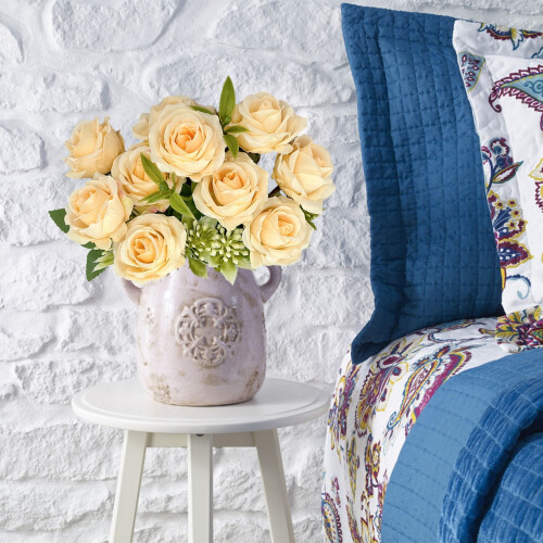 Kunstig silkerosebukett med vase – lang stilk