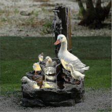 Fuente solar con estatua de una familia de patos de resina para la decoración de jardines, patios y exteriores.