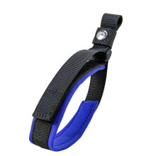 Cinturino da polso regolabile per guinzaglio per cani con impugnatura sicura e rotazione a 360, imbottito nero per le passeggiate quotidiane.