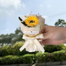 Mini bouquet de poche avec de petites roses et des tournesols immortelles