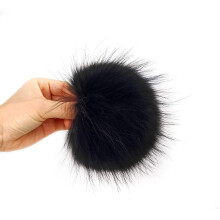 Svart pelspompon til lue 12,5 cm diameter med trykknapp