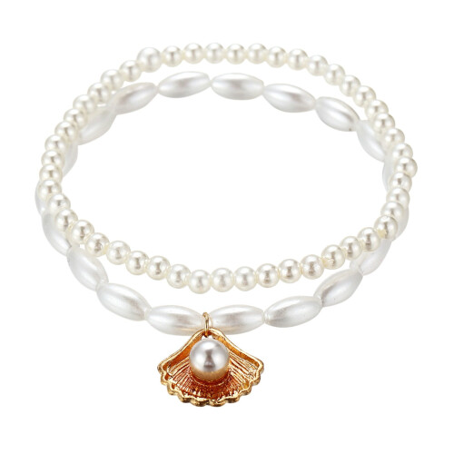 Tornozeleira boho feminina com pingente de pérola e concha.