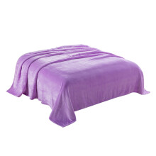 Paarse microvezel flanellen deken voor op de bank of in bed.