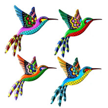 Set di 4 sculture da parete in metallo e ferro raffiguranti colibrì, dai colori vivaci, perfette per decorare giardini, interni ed esterni.