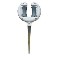 Slanggeleiders met metalen pinnen voor de bescherming van tuinslangen in bloembedden.