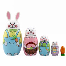 Set di 5 bambole russe in legno a forma di animale: coniglio e carota.