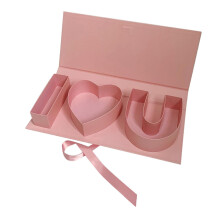 Boîte cadeau en forme de lettre avec motif floral – Carton rose, 45,6 x