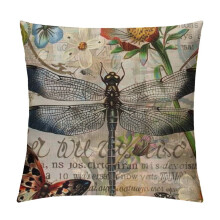 Funda de almohada de felpa corta con diseño de mariposa y flor.