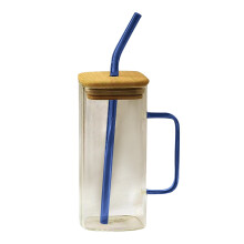 Trinkgläser aus Glas mit Bambusdeckel und Glasstrohhalm