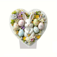 Decoratief eivormig ornament met bloem- en edelsteendetails op marmer.