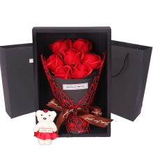 Sztuczny bukiet czerwonych róż z misiem Love Bear