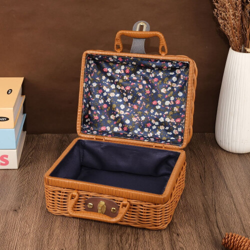 Vintage-Picknickkorb aus Weide mit Metallverschluss